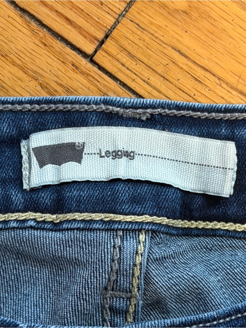 Levi's Women's Faded Dark Blue Skinny Jeans - Picture 5 of 9